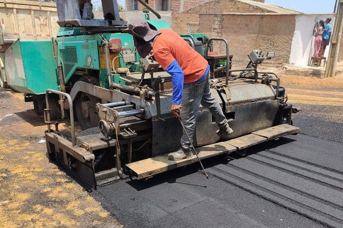 Obra de pavimentação asfáltica é realizada em quatro ruas do loteamento Miro Cairo