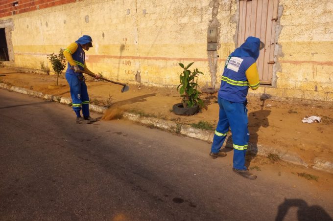Prefeitura realiza mutirões de limpeza e manutenção em vários bairros e loteamentos das zonas oeste e leste