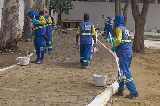 Sesep realiza capina, roçagem, varrição e pintura nos cemitérios em preparação para o Dia de Finados
