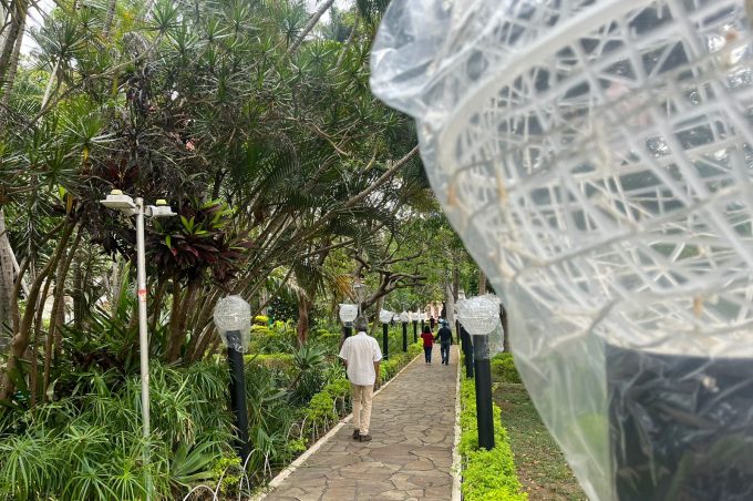 Prefeitura inicia instalação da decoração natalina da Praça Tancredo Neves