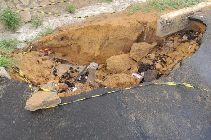 Prefeitura notifica Embasa para concluir reparos na principal via de acesso às Vilas Serranas após intervenções em canal