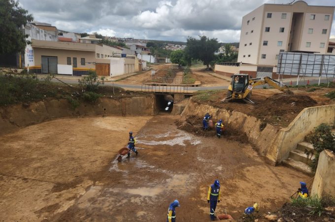 Prefeitura mantém força-tarefa no canal do Santa Cecília e em outros pontos da cidade após fortes chuvas do fim de semana