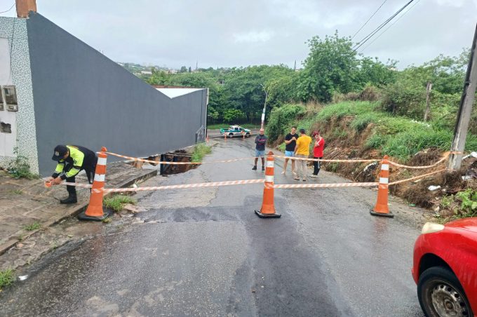 Governo Municipal vistoria erosão em rua do bairro Jurema e alagamentos em residências do Vila Elisa e de Itapirema