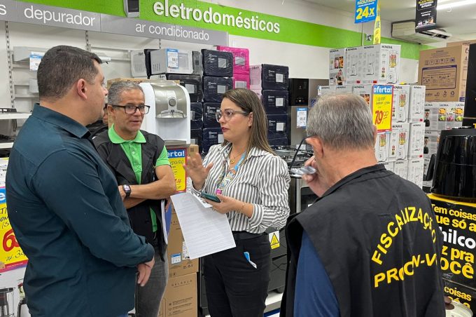Procon realiza ação educativa com lojistas na semana da Black Friday para garantir os direitos do consumidor