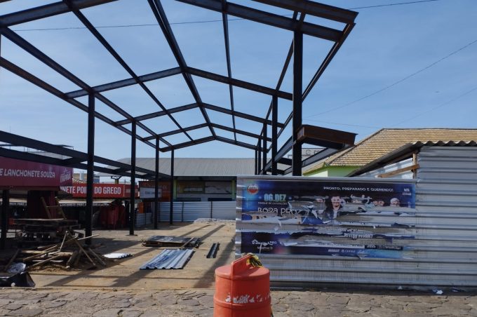 Emurc retira tapumes da Feira do Bairro Brasil para facilitar mobilidade enquanto obra não é retomada