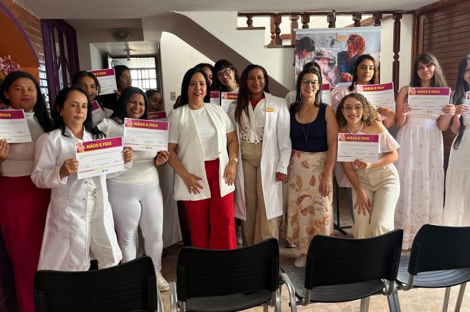 Secretaria de Políticas para Mulheres certifica 20 alunas em curso profissionalizante de manicure e pedicure