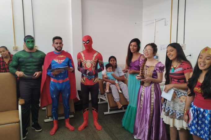 Super-heróis encantam crianças no Hospital Esaú Matos e encerram a Semana do Bebê com alegria e acolhimento