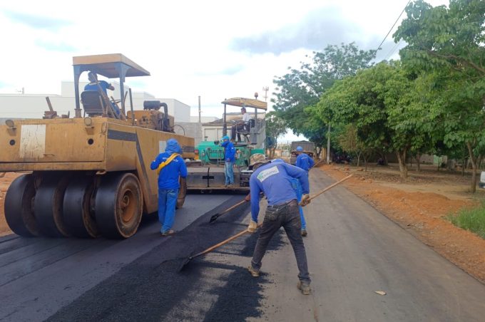 Obra de pavimentação asfáltica no loteamento Porto Seguro chega à etapa final