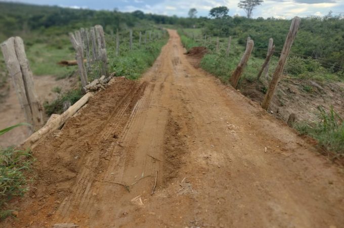Prefeitura acompanha situação da estrada que liga distrito de Dantelândia ao povoado de Matinha após chuvas intensas