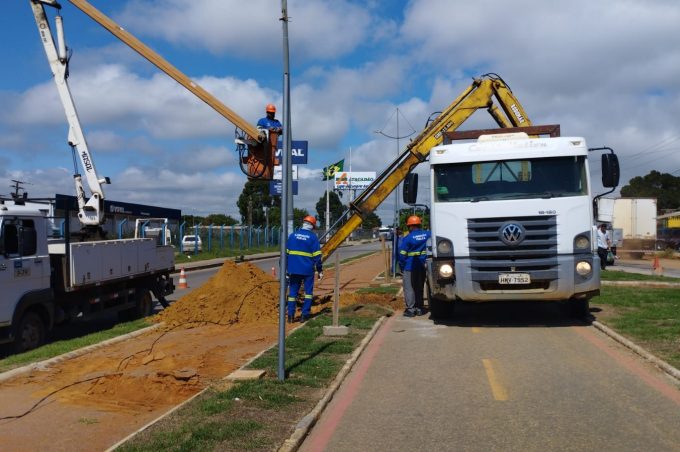 Prefeitura prossegue com revitalização da Avenida Brumado e realoca postes para implantação da pista de cooper
