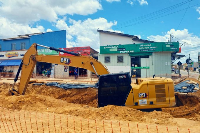 Com solo seco e estável, Prefeitura dá continuidade à obra de drenagem na Avenida Francisco Sabino no Vila América