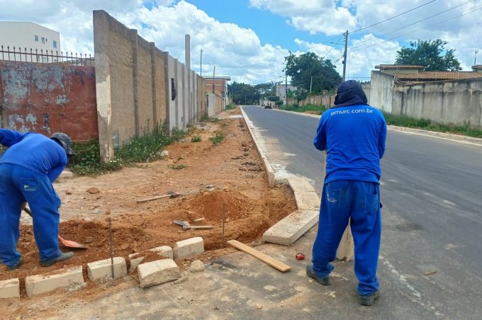 Pavimentação asfáltica no loteamento Bela Vista entra na etapa final. Obra está na fase de assentamento de meio-fio