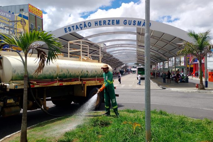 Secretaria Municipal de Meio Ambiente intensifica trabalho de manutenção de praças e áreas verdes da cidade