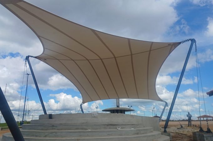 Revitalização do Cristo: construção do palco chega à etapa final com instalação de pilares e lona tensionada