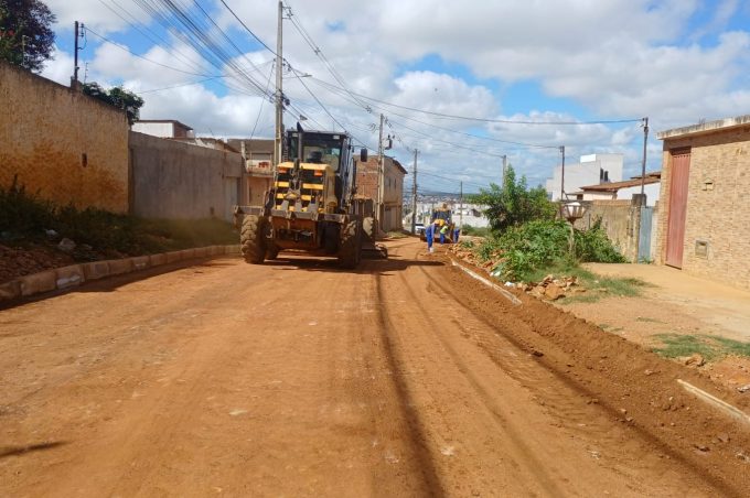 Obras de pavimentação asfáltica e limpeza da bacia de detenção são realizadas no loteamento Panorama 