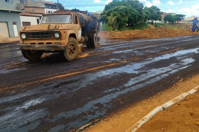 Ruas do Panorama recebem serviço de imprimação. Próxima etapa é o asfalto
