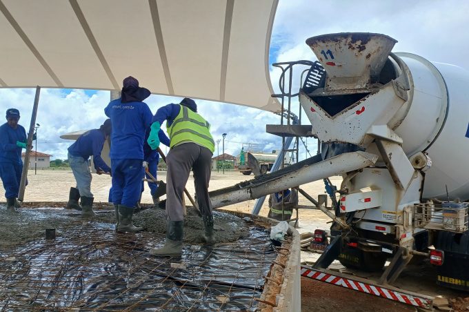 Revitalização do Cristo: Governo Municipal realiza concretagem no piso e finaliza execução do palco