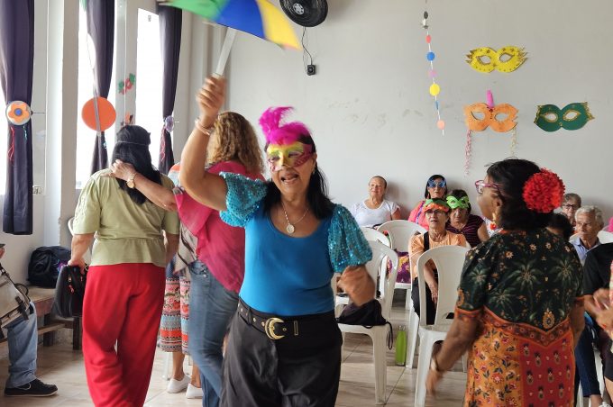 Baile de Carnaval anima idosos no Centro de Convivência do Idoso