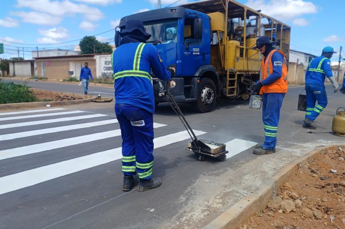 Vias pavimentadas no loteamento Bela Vista recebem sinalização horizontal