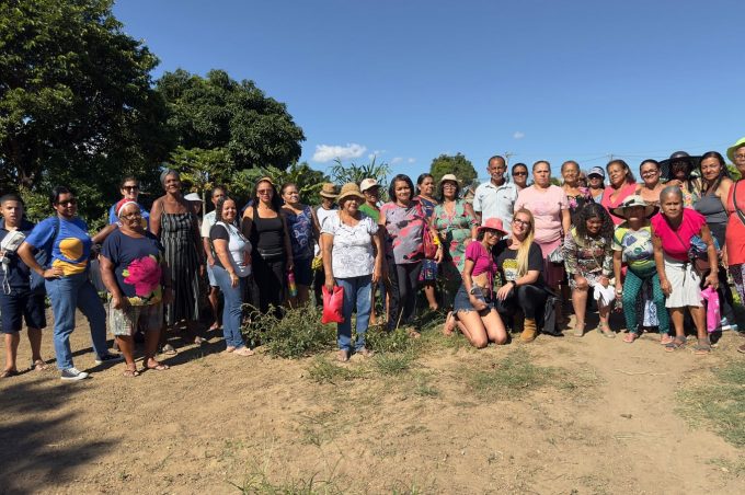 Grupo intergeracional do Cras Jardim Valéria visita horta comunitária do bairro