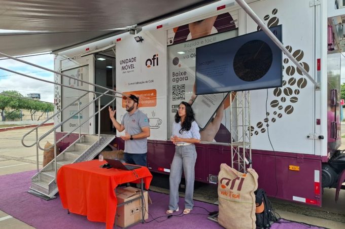 Alunos da rede municipal visitam laboratório móvel da OFI Café e aprendem sobre a qualidade do grão