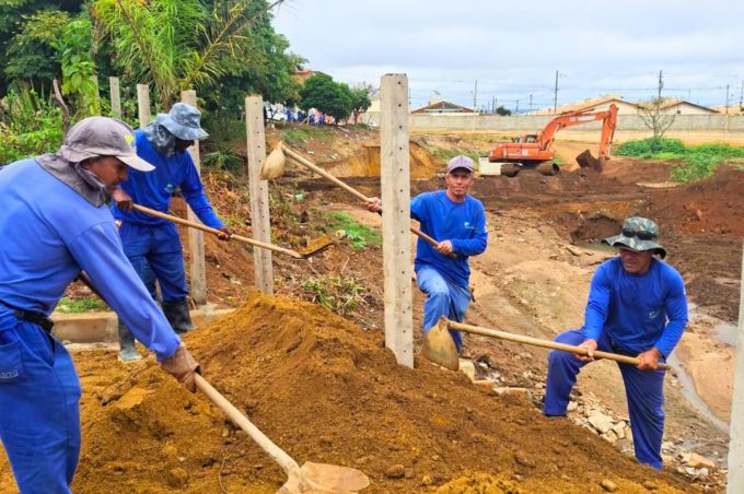 Prefeitura inicia instalação de cercamento da bacia de detenção no loteamento Panorama