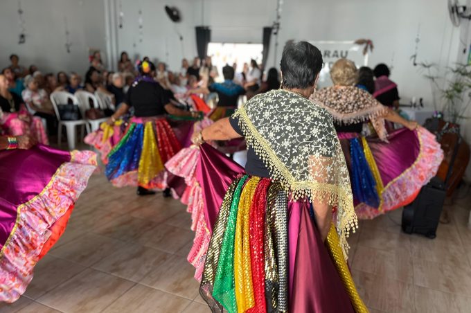 Usuários do Centro de Convivência do Idoso transformam experiências de vida em arte durante sarau cultural