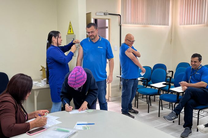 Secretaria Municipal de Saúde leva vacinação contra a gripe a funcionários da agência dos Correios