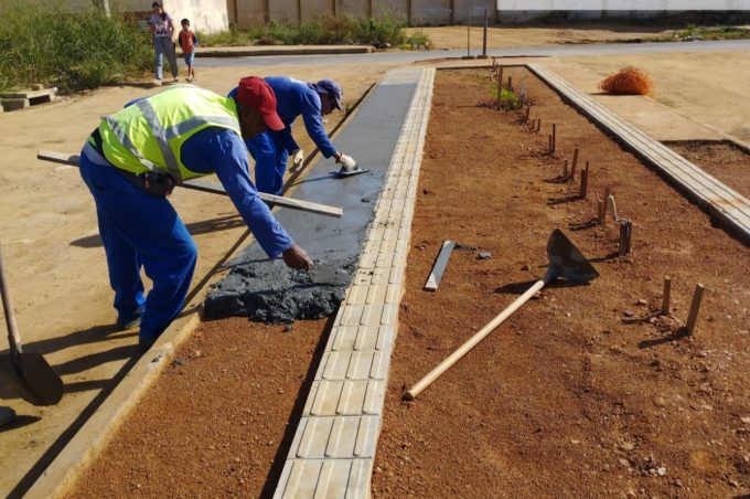 Prefeitura realiza concretagem de calçadas em obra de recomposição do canteiro central na Avenida Francisco Sabino