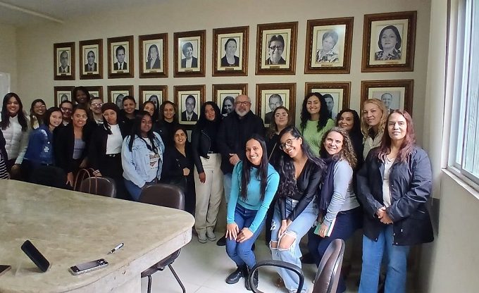 Alunas de Pedagogia da Uesb conhecem estrutura e funcionamento da Smed