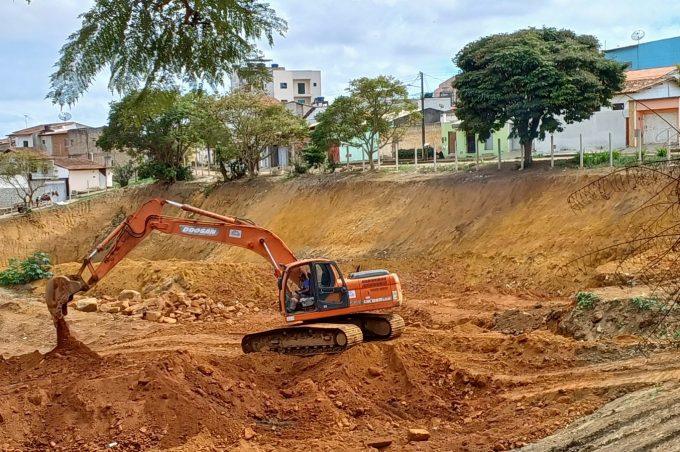 Prefeitura inicia escavação da última célula na bacia de detenção do Panorama. Local conterá vazão da água da chuva