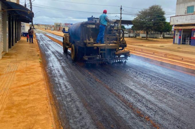 Prefeitura realiza imprimação de trecho da Avenida Francisco Sabino em obra de recuperação da rede de drenagem