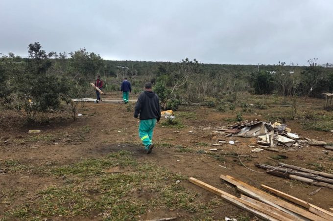 Secretaria Municipal de Meio Ambiente desmonta ocupação irregular na Serra do Periperi