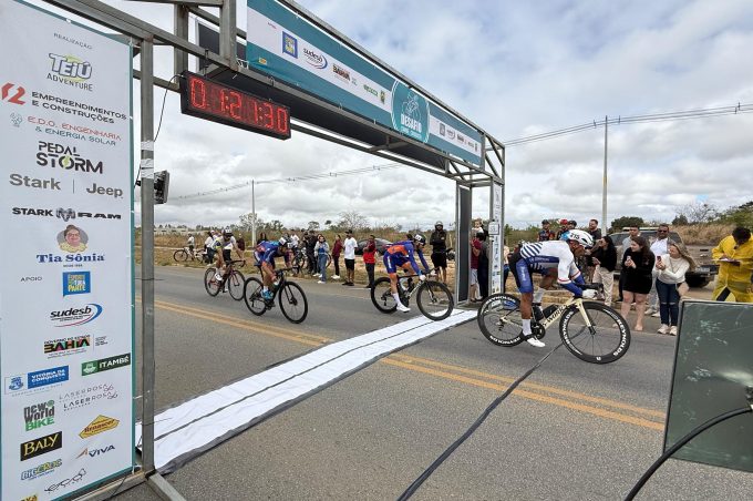 Apoiado pela Prefeitura, desafio de ciclismo reúne atletas profissionais em competição às margens da BA-263