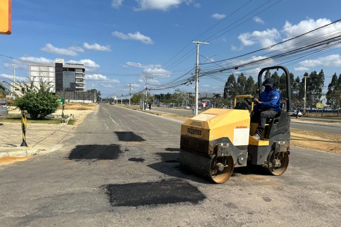 Operação Tapa-Buraco é realizada em diversas ruas de Vitória da Conquista