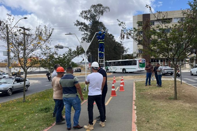 Prefeitura realiza melhorias em postes e substitui luminárias do canteiro central da Avenida Olívia Flores