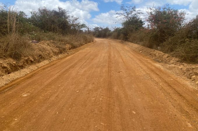 Prefeitura reforça manutenção de estrada vicinal entre Pradoso e Baixão