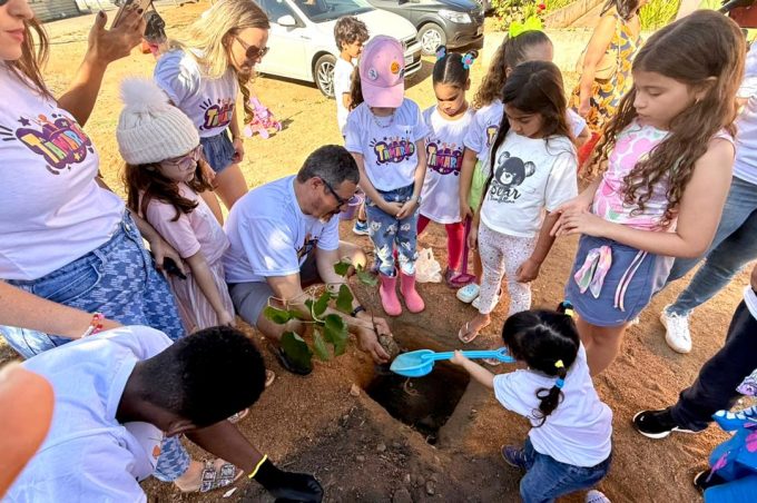 Biblioteca José de Sá Nunes recebe atividades lúdicas, músicas e danças em celebração pelo início da Primavera