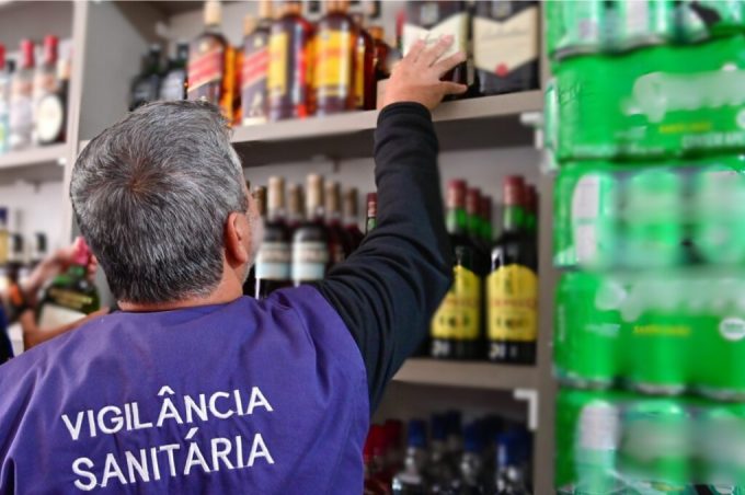 Vigilância Sanitária dá início à inspeção de estabelecimentos para combater venda de bebidas falsificadas ou adulteradas