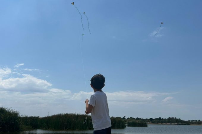 Festival de pipa, pião e gude reuniu crianças e familiares no Parque Lagoa das Bateias