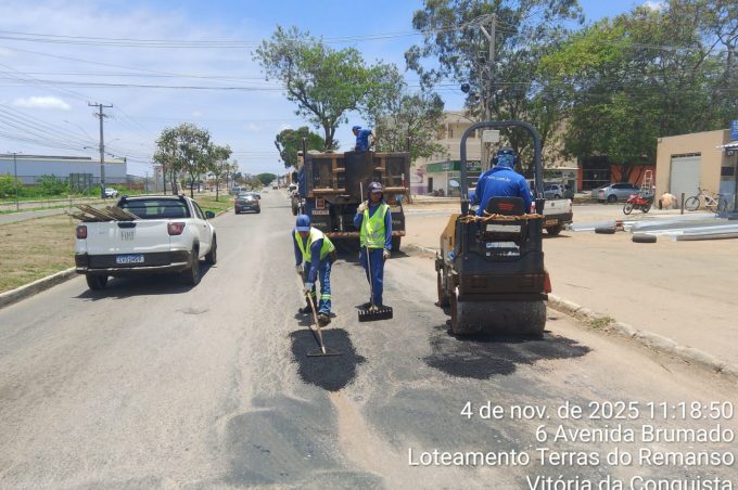 Operação Tapa-Buraco é realizada em diversas ruas de Vitória da Conquista