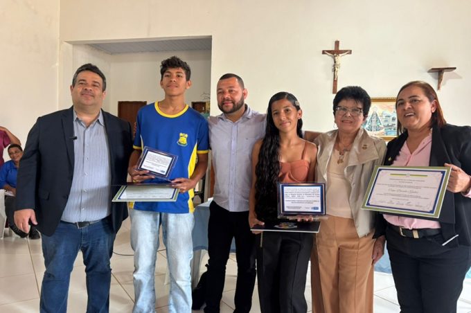 Smed participa de homenagem a alunos e escola de Bate-Pé pela conquista de medalhas na Obmep