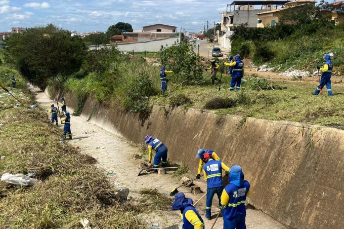 Prefeitura realiza limpeza preventiva no canal do Santa Cecília e mutirões em outras localidades da cidade
