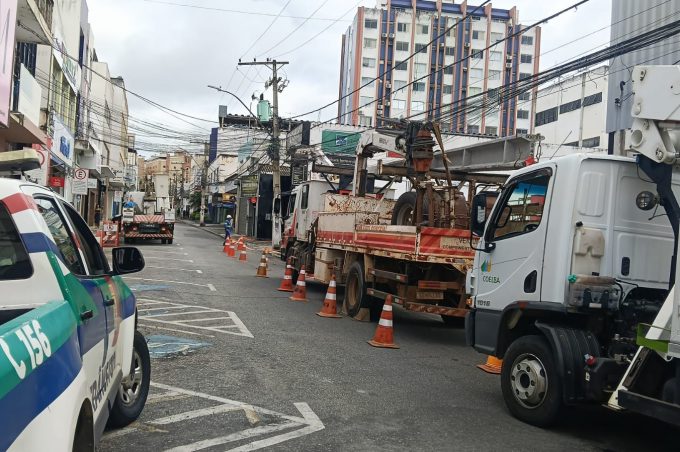 Avenida Ernesto Dantas é interditada para substituição de poste danificado