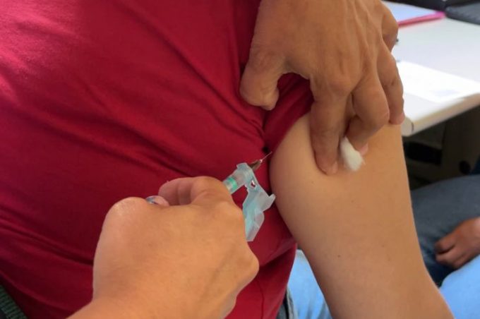 Prefeitura inicia vacinação contra a dengue para profissionais que atuam nas unidades de saúde do município