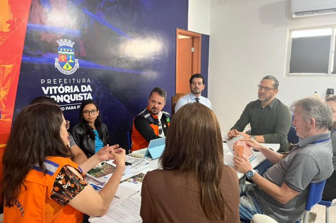 Prefeitura alinha estratégias para acompanhar famílias desabrigadas e em áreas de risco após chuvas