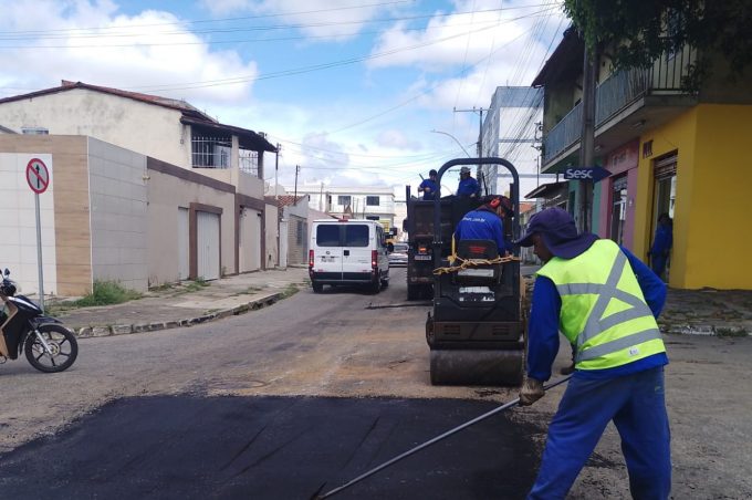 Operação Tapa-Buraco recupera asfalto danificado pelas chuvas em diversas ruas de Vitória da Conquista