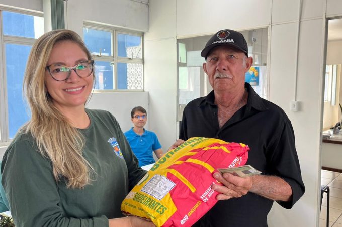 Secretaria Municipal de Desenvolvimento Rural segue com a entrega de sementes de milho a pequenos agricultores