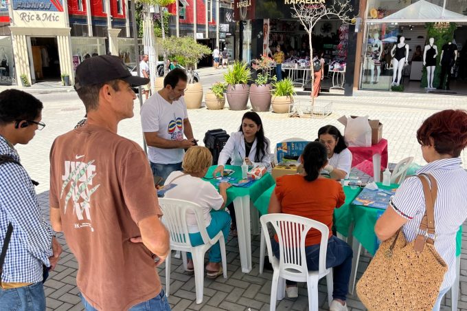 Secretaria Municipal de Saúde realiza ação de prevenção à tuberculose na Praça Nove de Novembro