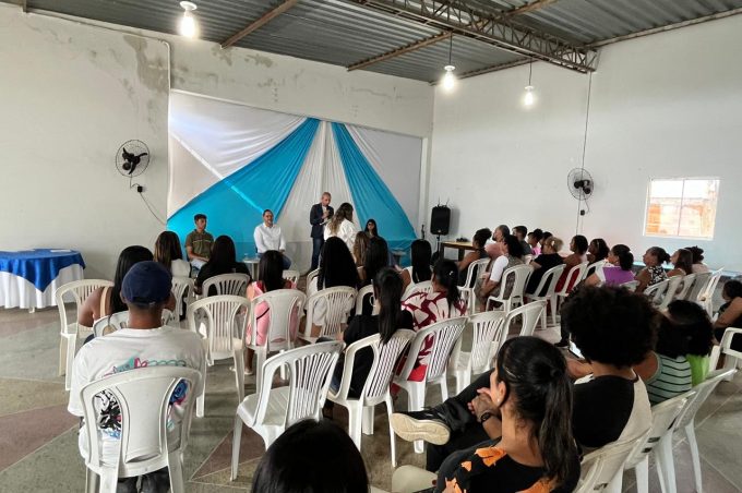 Semdes e Senai entregam certificados de cursos profissionalizantes para moradores da região do Campinhos